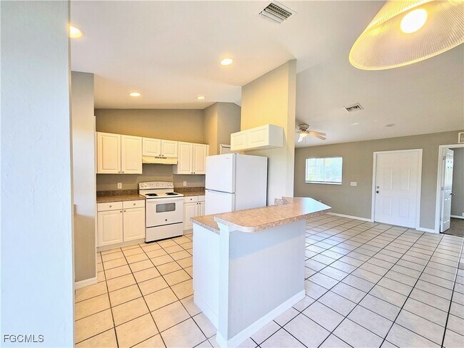 Building Photo - 721 Hightower Ave S