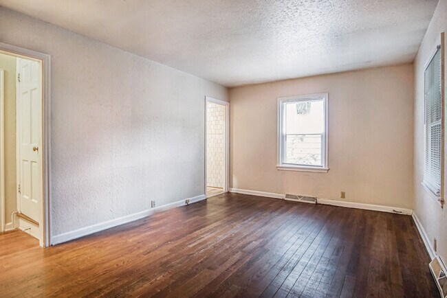 Foto del edificio - Inviting 3 Bedroom Home with Large Basement