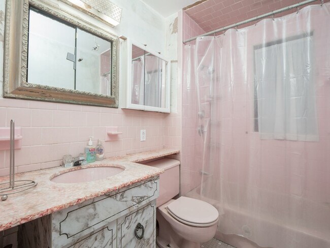 Building Photo - 68 Apthorp St