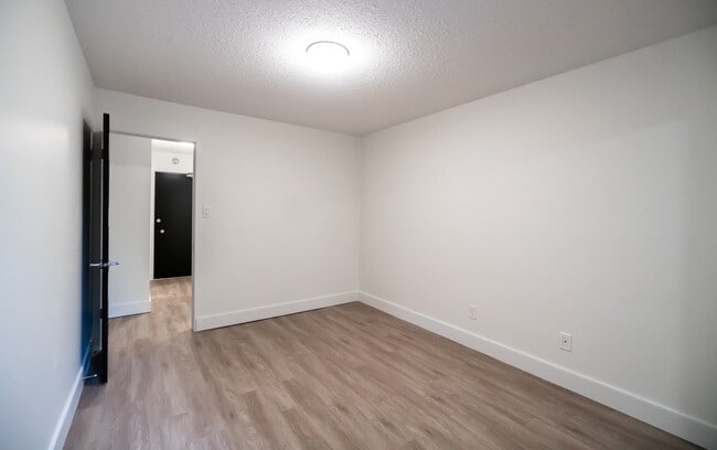 Building Photo - 720 Queens Ave