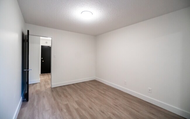 Photo du bâtiment - 720 Queens Ave