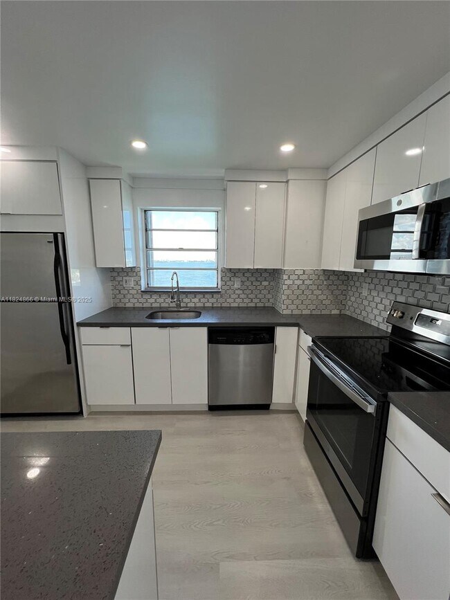 Foto del edificio - 1865 79th Street Causeway