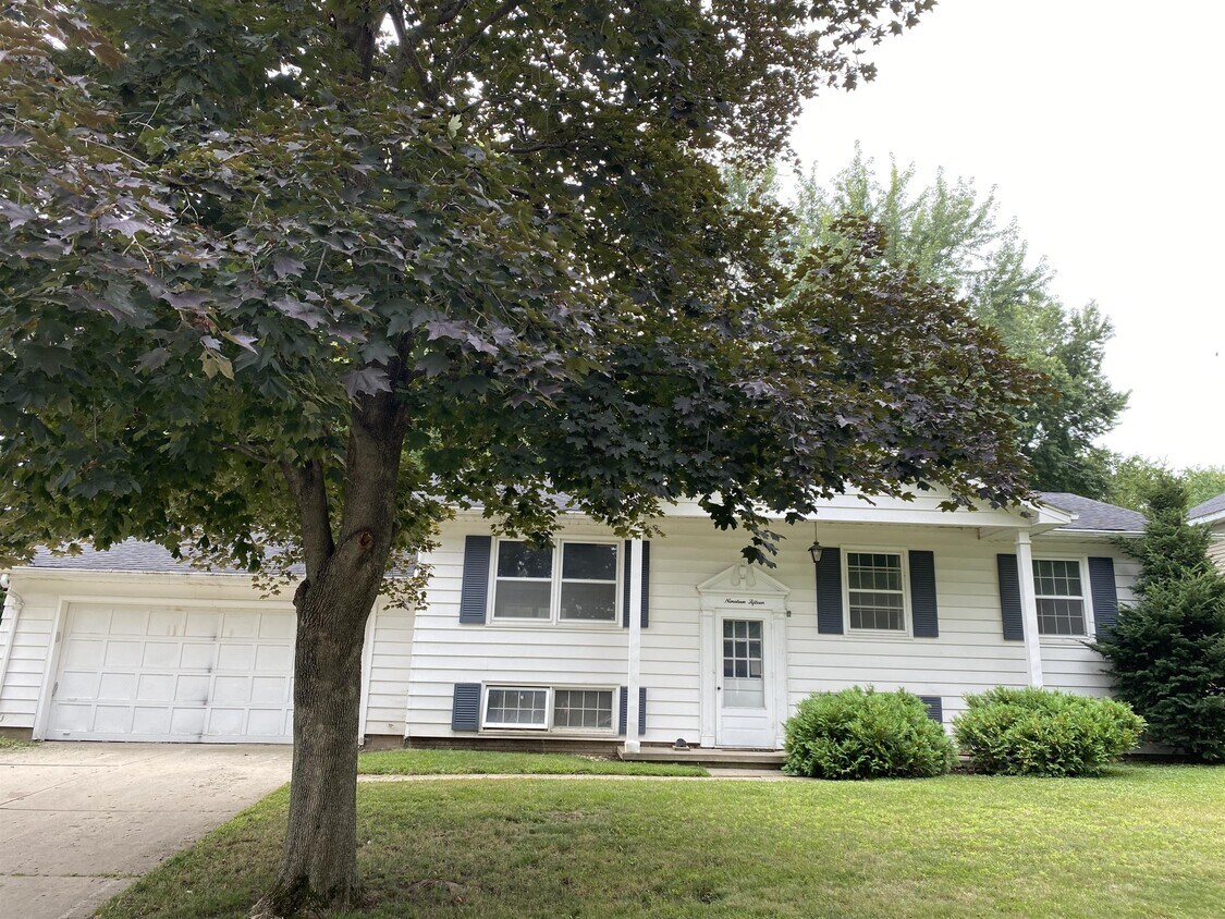 1915 Mayfair St, Waterloo, IA 50701 House Rental in Waterloo, IA