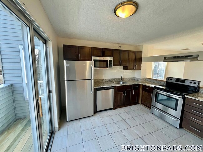 Foto del edificio - 150 N Beacon St