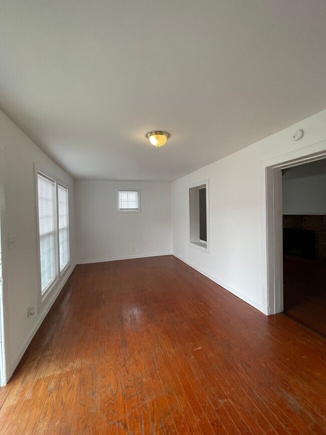 Building Photo - 3 Bedroom, 1 Bath House in Columbia!