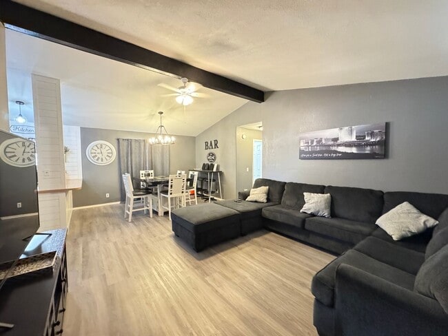 Building Photo - Home close to Casinos and River