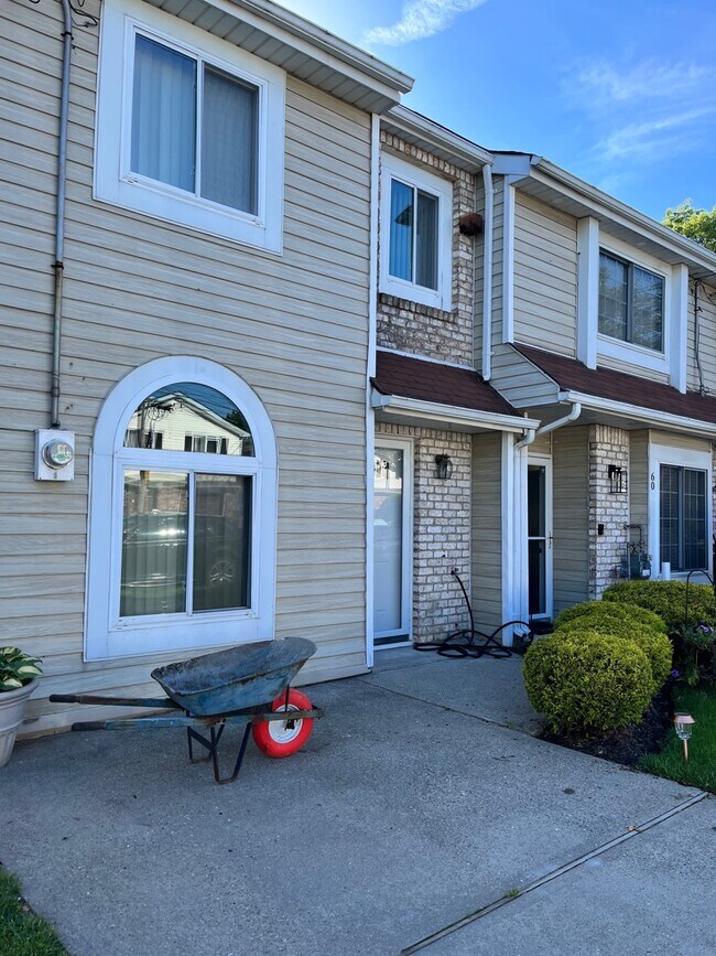 Building Photo - 58 Seguine Pl