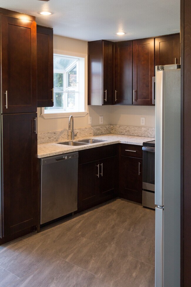 Ventana de cocina y jardín - 9303 SW Hill St