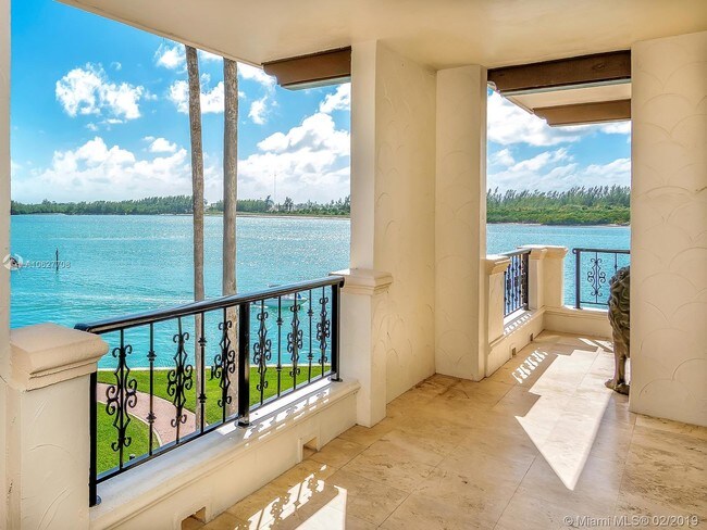 Foto del edificio - 2233 Fisher Island Dr