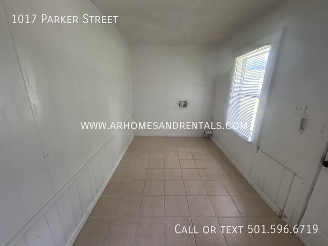 Building Photo - 1017 Parker St | $795 | 2 beds, 1 bath