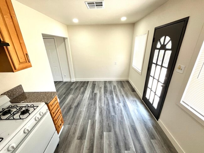 Building Photo - 4667 N Mayfield Ave