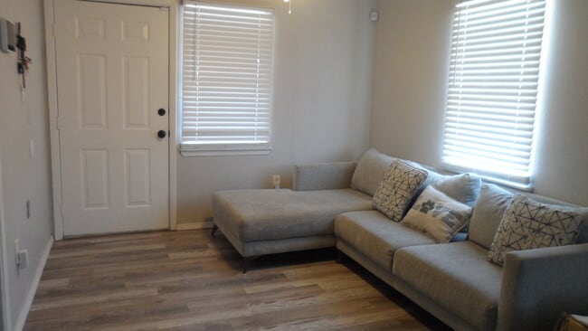 Foto del edificio - 2241 Gumwood Ave
