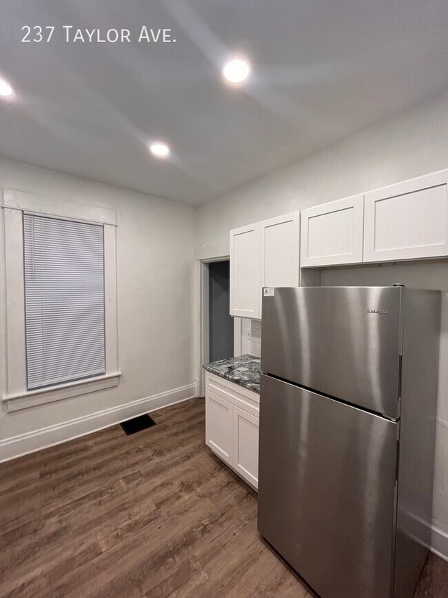 Foto del edificio - Renovated 3 Bedroom Townhome!
