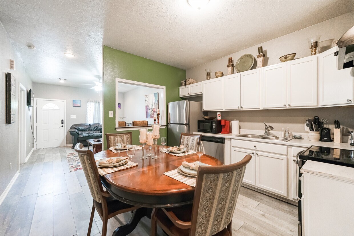 Foto principal - 8210 Bigwood St