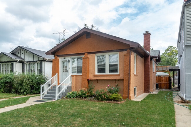 Building Photo - 6215 N Maplewood Ave