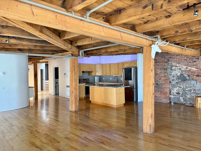 Building Photo - 358 Rue Saint-Pierre