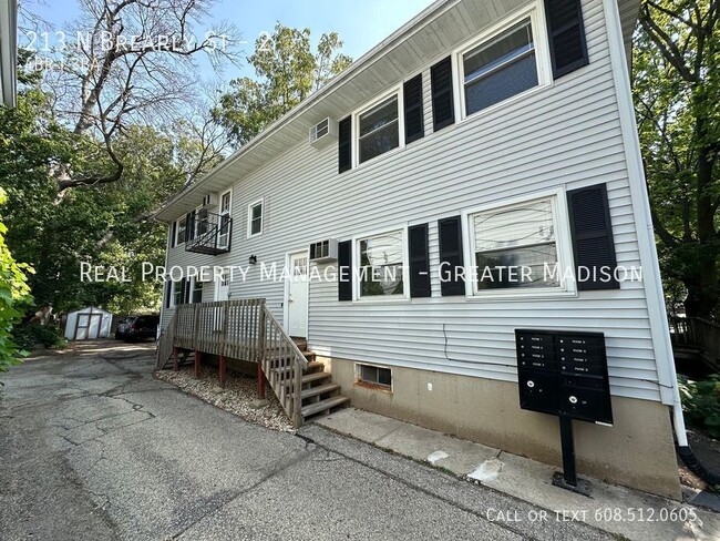 Building Photo - Large 4 Bedroom Flat - Great for Roommates!