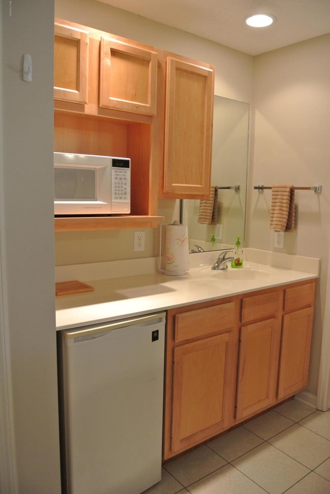 Building Photo - 3350 Club Villas Dr