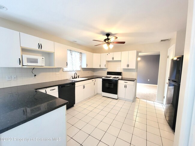 Building Photo - 319 Carnation Dr