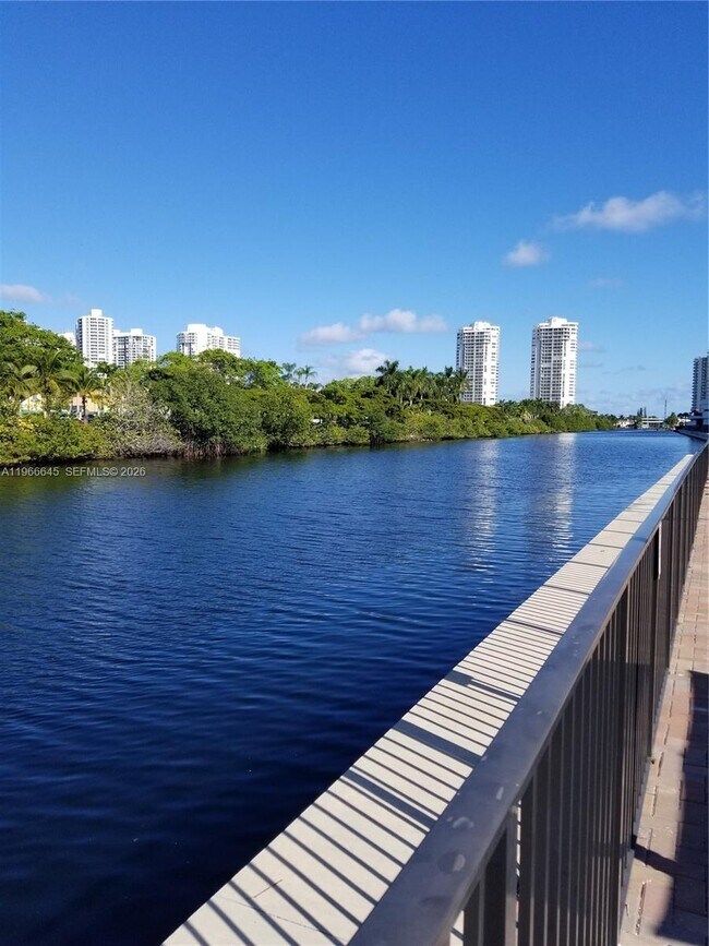 Foto del edificio - 3401 N Country Club Dr