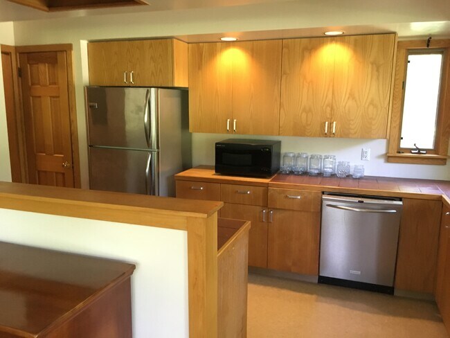 Building Photo - 340 Forest Home Dr