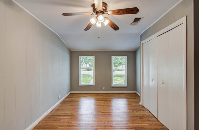 Building Photo - 5519 Huisache St