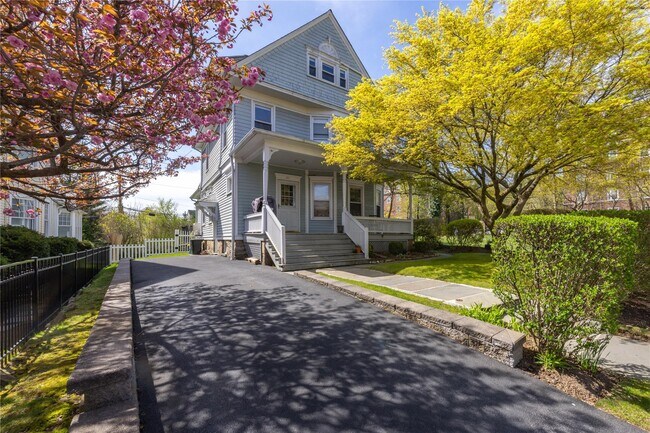 Foto del edificio - 27 Meadow Ave