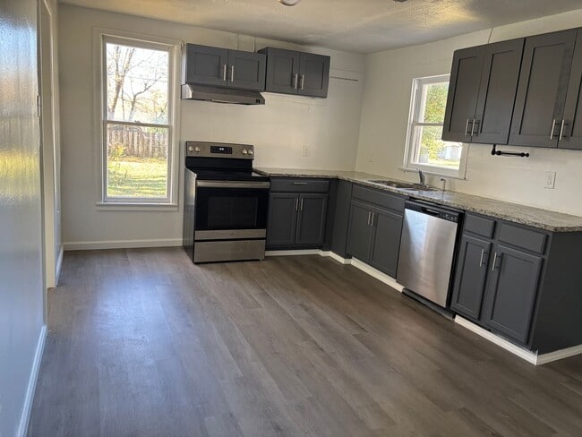 Foto del edificio - Modern Charm Meets Comfort: Fully Remodele...