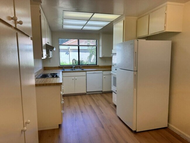 Foto del edificio - 2 story townhome with attached garage & no shared walls! Move in ready!