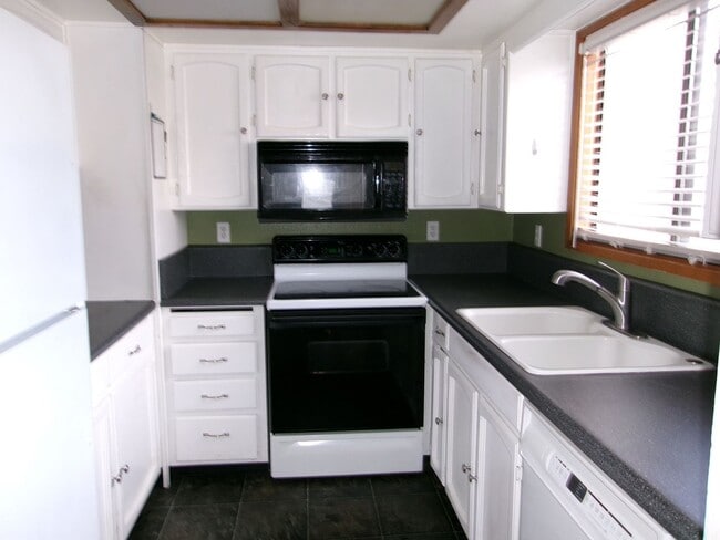 Building Photo - 2 Bedroom Condo