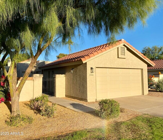 Foto del edificio - 1381 N Tamarisk Dr