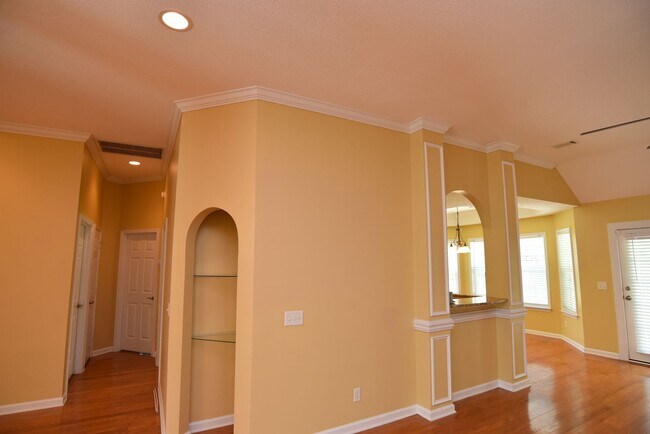 Building Photo - Single family home with large fenced in ba...