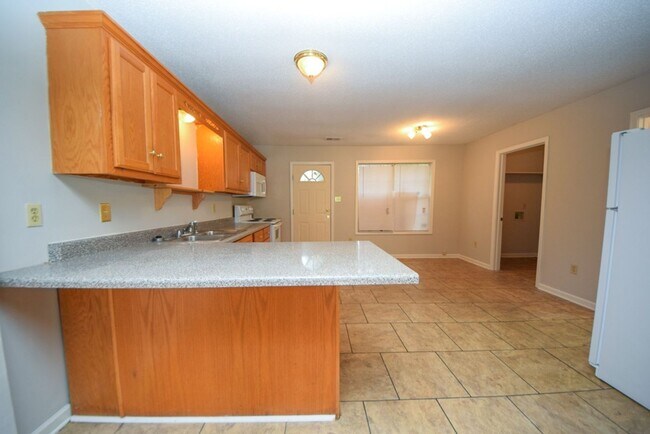 Foto del edificio - Updated 3 bedroom, 2.5 bath town home betw...