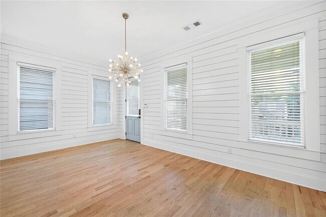 Foto del edificio - 523 Irwin St NE