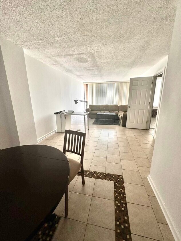 Building Photo - 1043 S York Rd