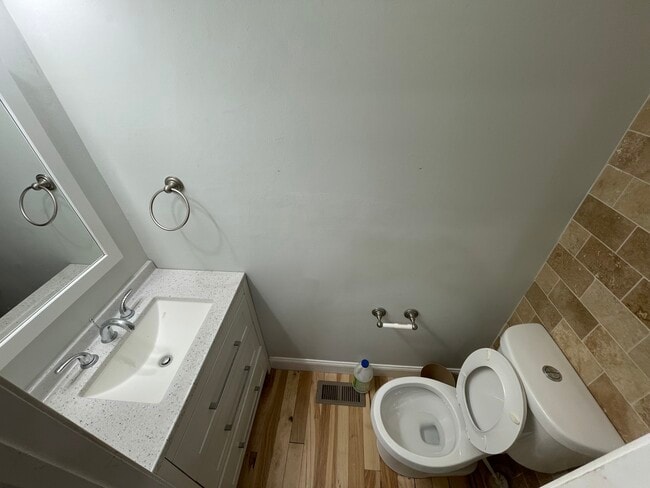 Foto del edificio - 5722 Cedar Ln