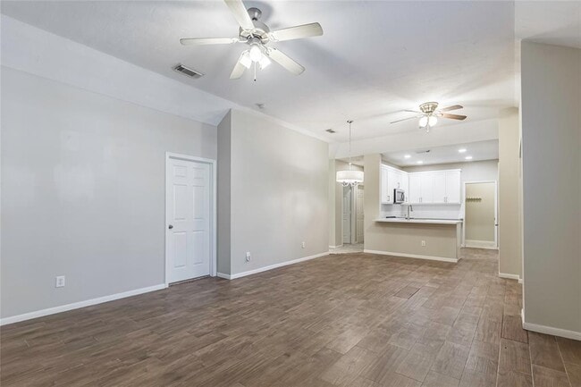 Building Photo - 725 Cedarwood Dr