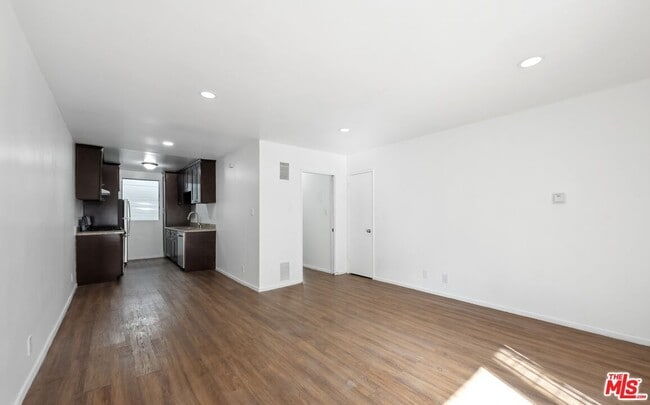 Building Photo - 633 Hayworth Ave