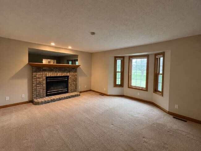 Building Photo - GORGEOUS 3 BEDROOM HOME ON WEST SIDE OF TRAVERSE CITY