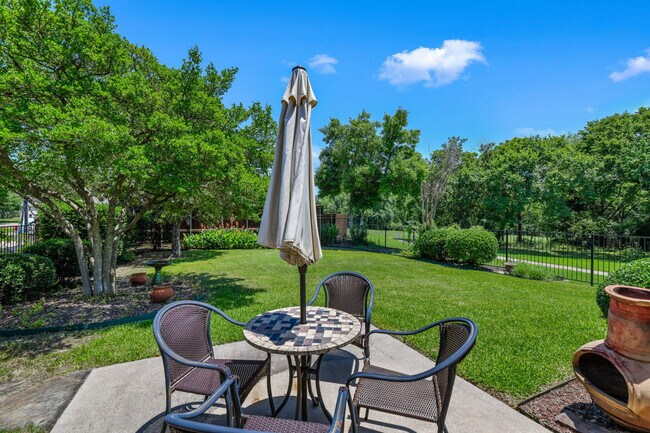 Disfrute del patio al aire libre. Patio cercado ideal para perros - 7300 Augusta Cir