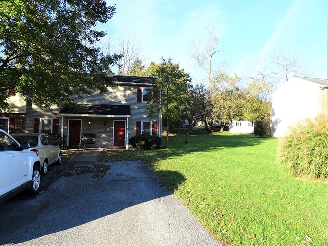 Building Photo - 682 S Cedar St