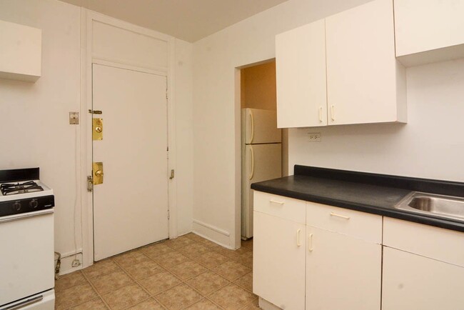 Building Photo - 2330 N Spaulding Ave