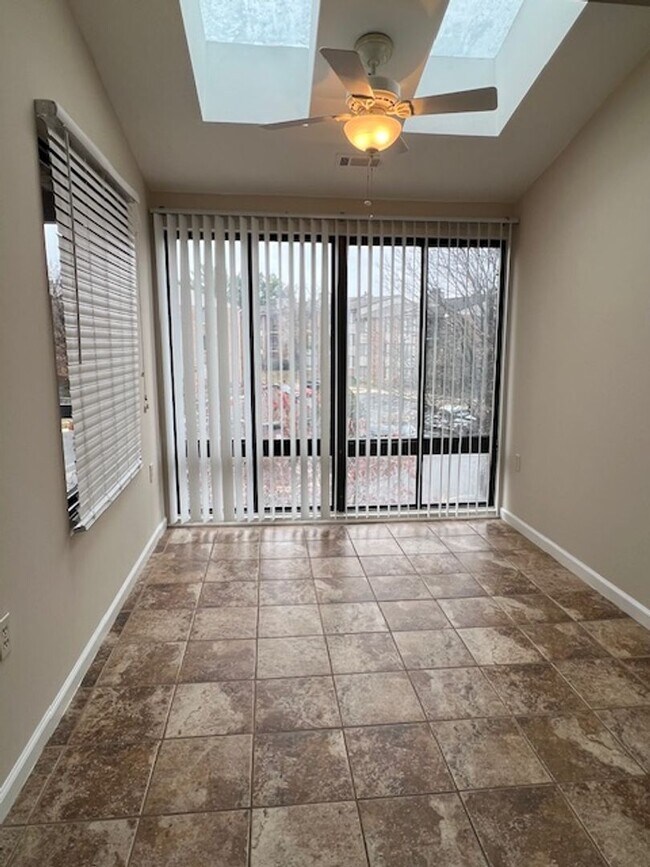 Foto del edificio - TOP LEVEL 2 BEDROOM 2 BATH CONDO IN FARMINGDALE ESTATES