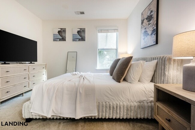 Building Photo - 4921 Pretty Lake Ave