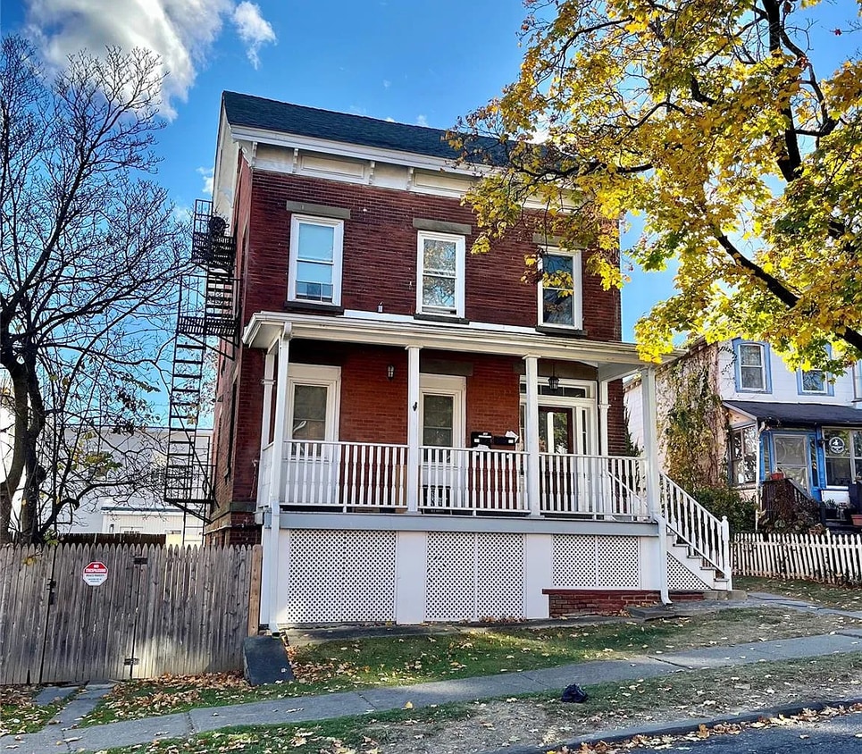 Primary Photo - 9 S Clinton St