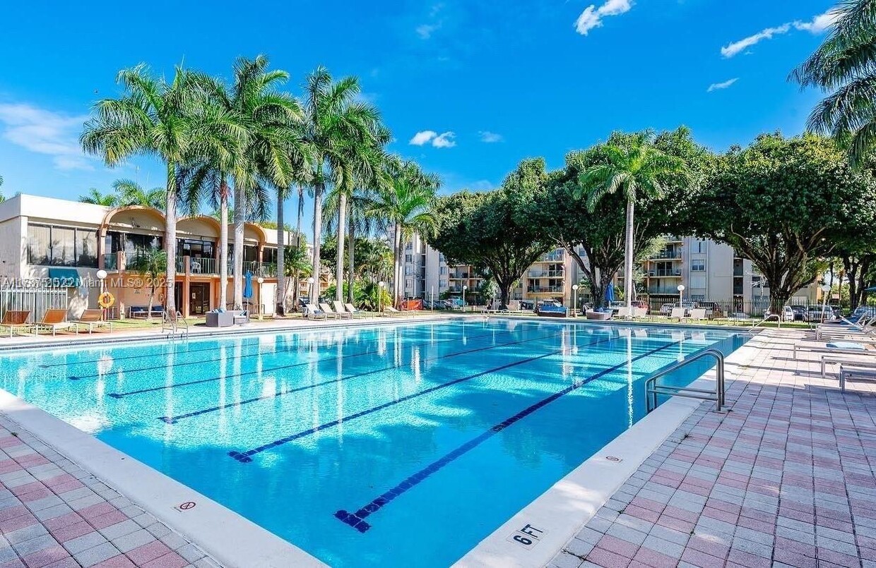 Building Photo - 9350 Fontainebleau Blvd
