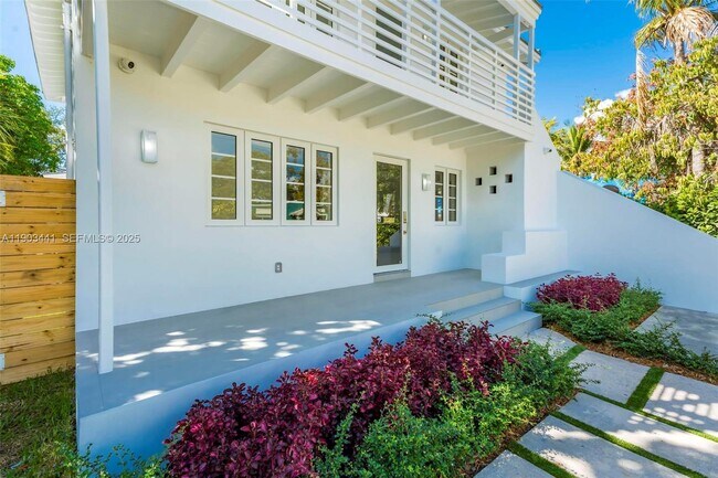 Foto del edificio - 524 NE 65th St