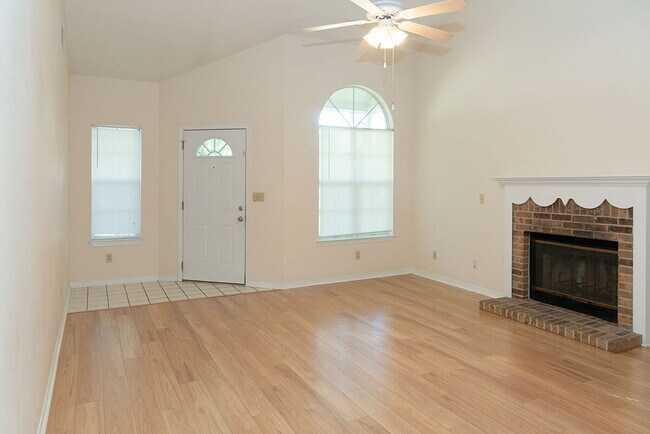 Foto del edificio - "Charming 3-Bed Oasis in Shalimar with 2 F...