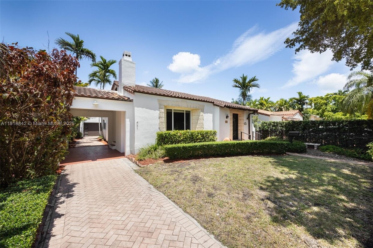 Foto principal - 451 SW 25th Rd