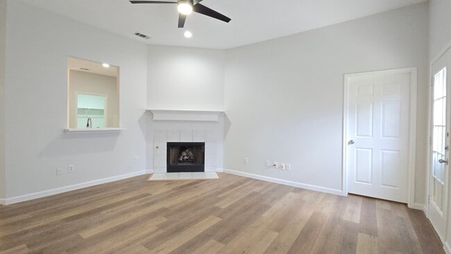 Building Photo - 9961 Queens Rd
